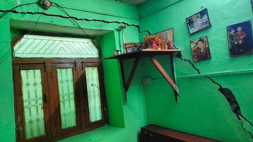 ஜோஷிமத் பகுதியில் விரிசலடைந்த வீடுகள்