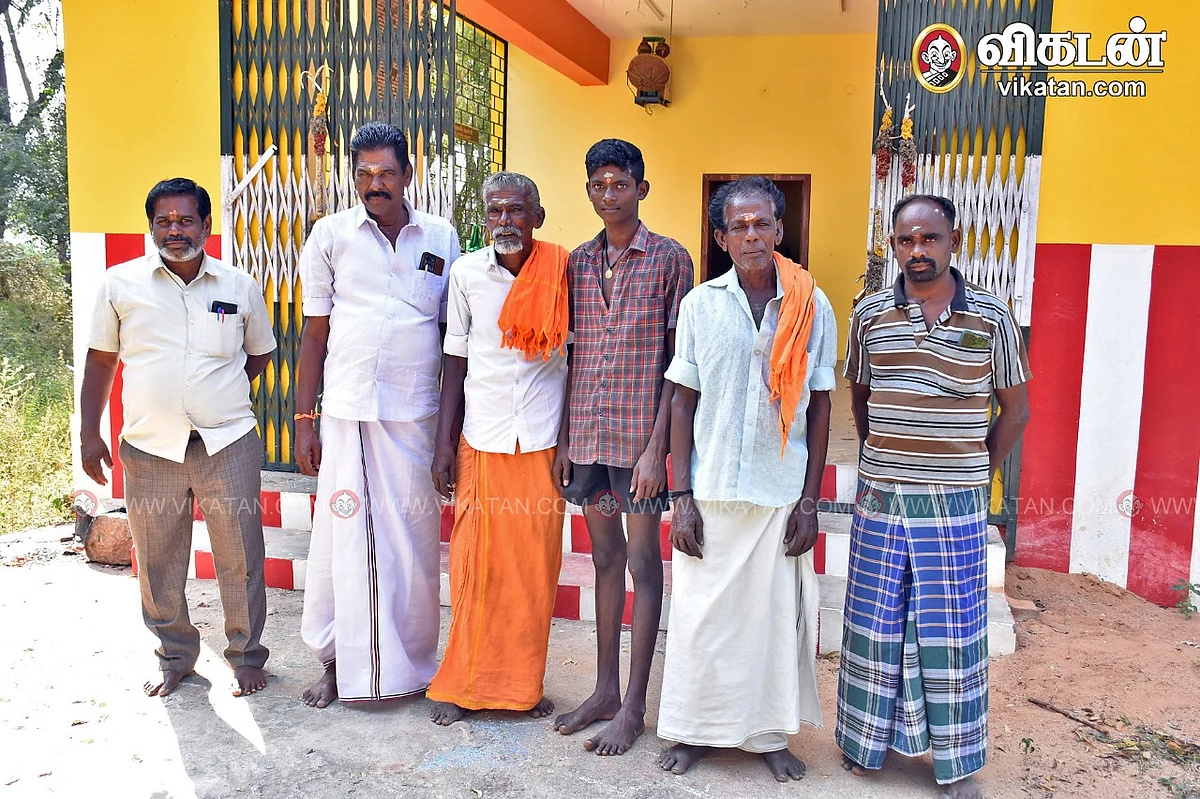 கோயில் முன் ஊர்க்காரர்கள்