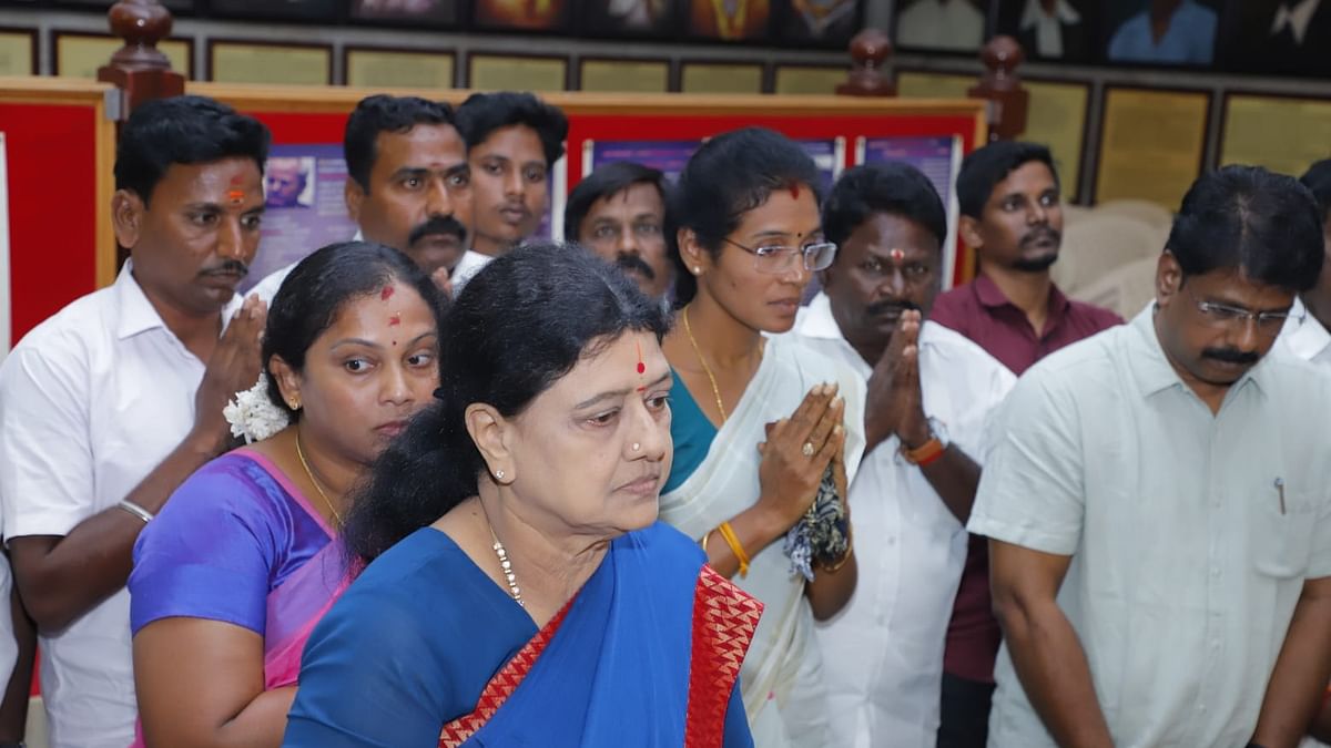 சசிகலா அருகில் அ.ம.மு.க நிர்வாகி கண்ணுக்கினியாள்