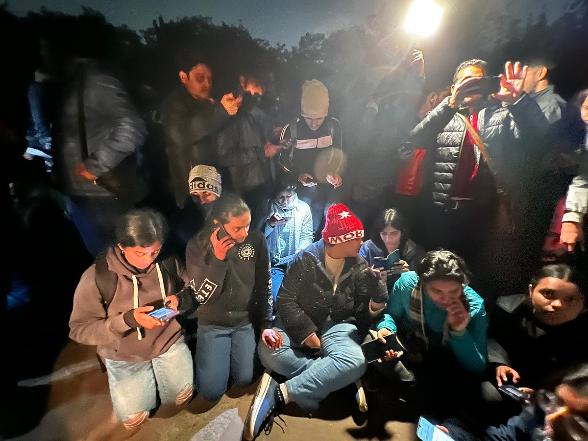 JNU: பிபிசி ஆவணப்படம் திரையிடல்; மின்சாரம் துண்டிப்பு - கல்வீசி தாக்குதல் என மாணவர்கள் புகார்