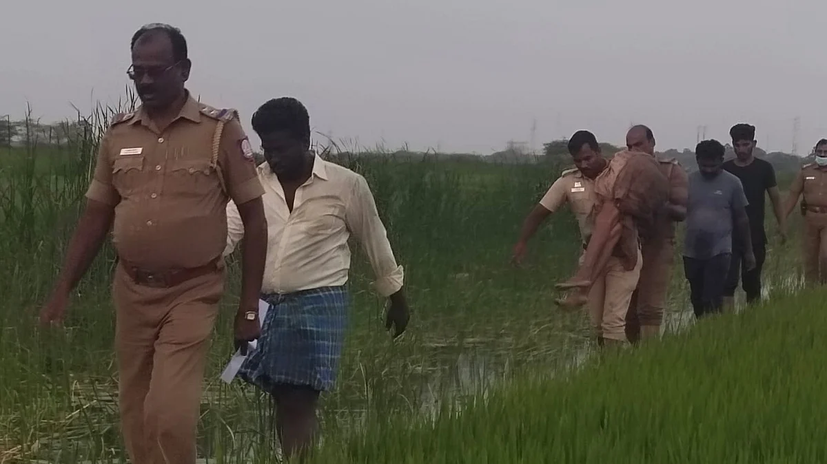 மூதாட்டி உடலை சுமந்த காவலர்