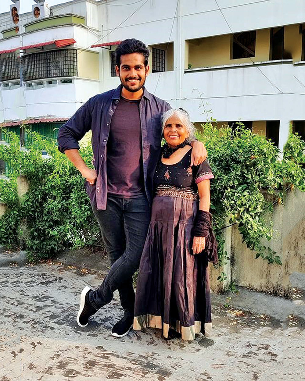 பாட்டியுடன் முகமது தெளபிக்