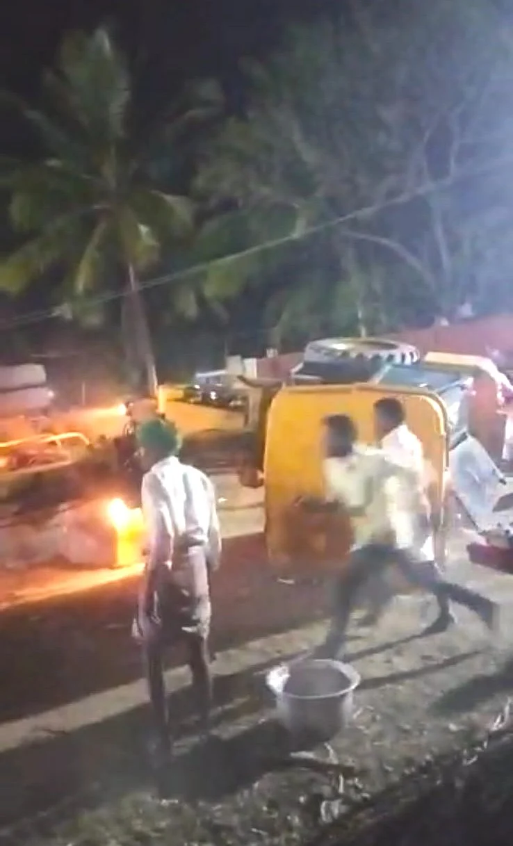 கிரேன் கவிழ்ந்து கிடக்கும் காட்சி