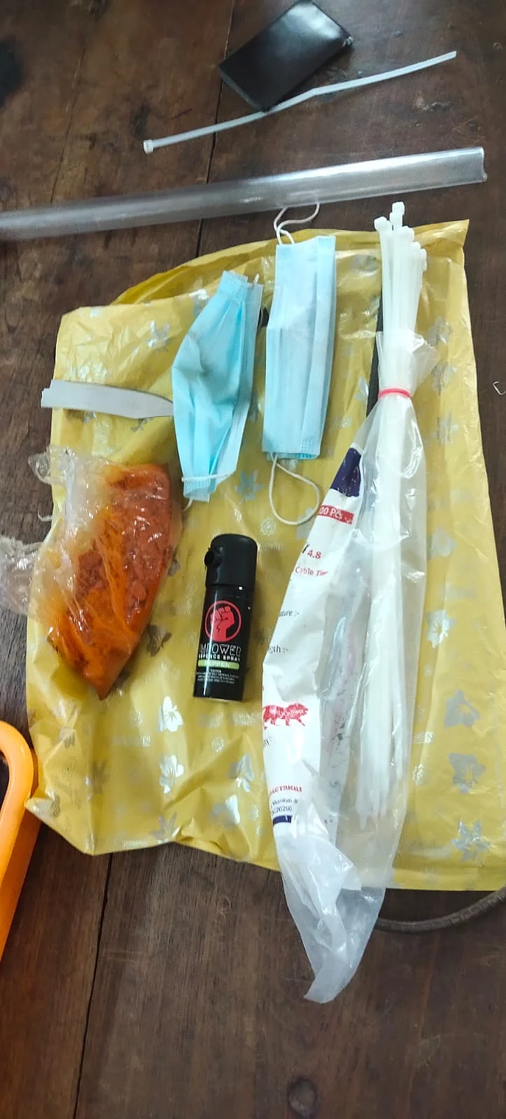 இளைஞர் கொள்ளைக்கு பயன்படுத்திய பொருள்கள்