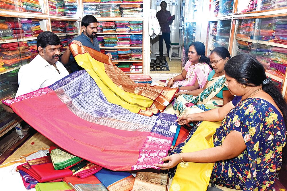 இரண்டாம் உலகப்போர் நெருக்கடி... மும்பையில் உருவான
நியூ மகாலட்சுமி சில்க்ஸ்!