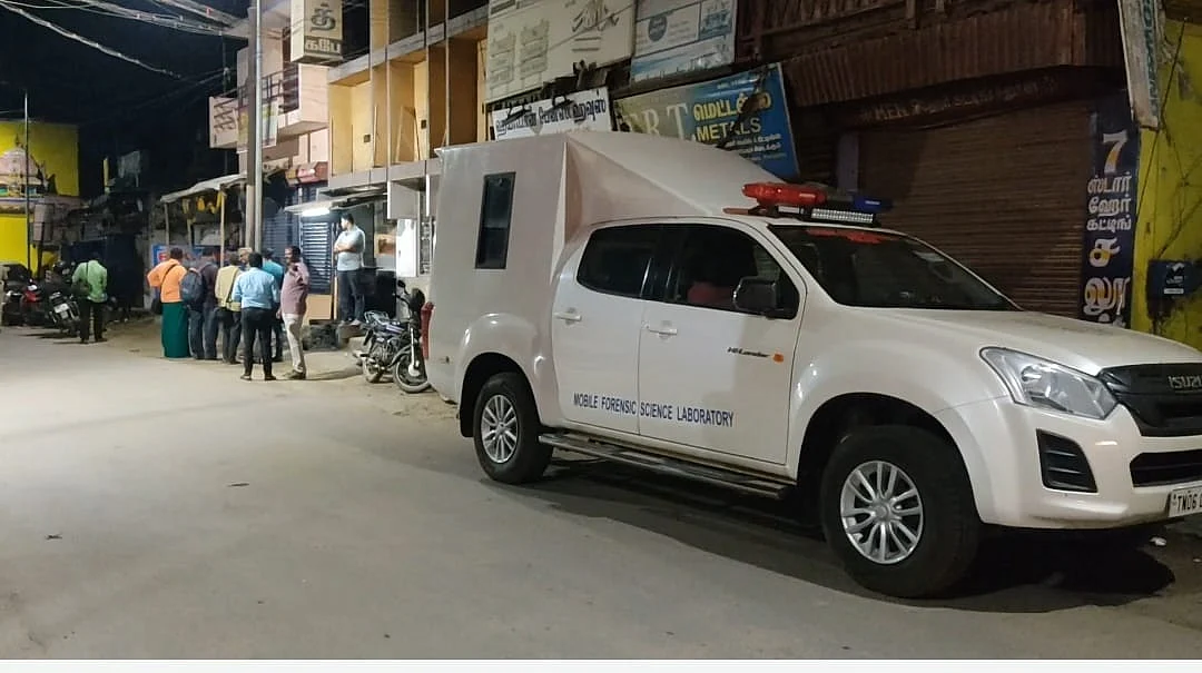 தடயவியல் அதிகாரிகள் ஆய்வு