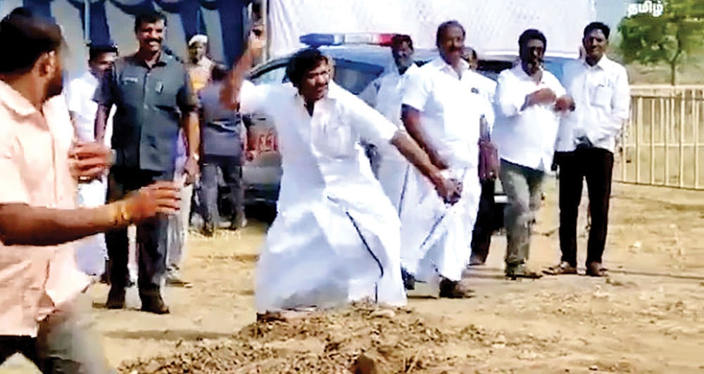 ஜோக்கரா... வில்லனா? - அமைச்சர் நாசரின் அக்கப்போர்கள்!