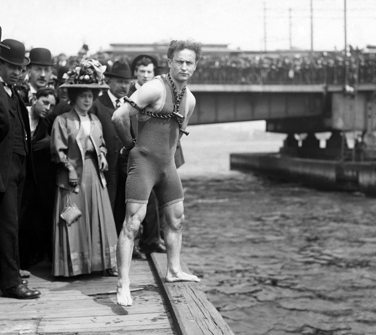 Houdini jumps from Harvard Bridge, Boston, Massachusetts
