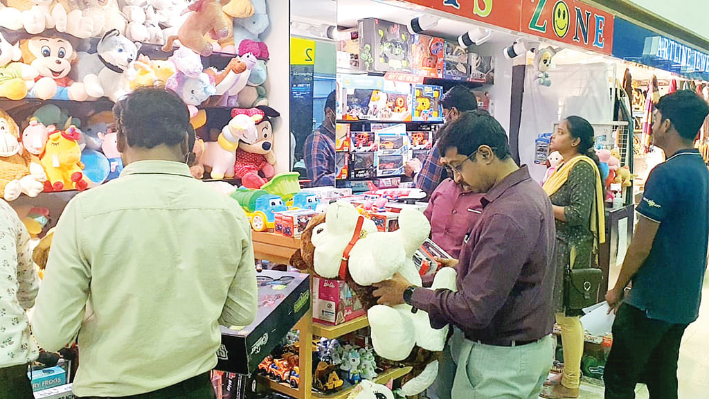 உயிருடன் விளையாடும் பொம்மைகள்!