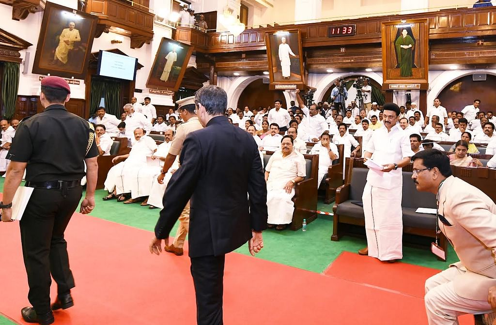 சட்டமன்றத்திலிருந்து வெளிநடப்பு செய்யும் ஆளுநர்