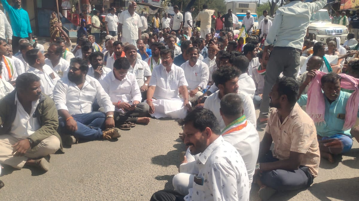 ஓசூர்: சிப்காட்டுக்கு நிலம் கையகப்படுத்த எதிா்ப்பு; செல்போன் டவரில் ஏறி  விவசாயிகள் போராட்டம்..!