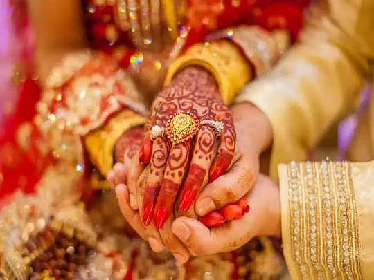 திருமணம் மீறிய உறவு: கணவன் யாருடன் தங்குவது; போலீஸுக்குச் சென்ற இரண்டு மனைவிகள் - என்ன நடந்தது?