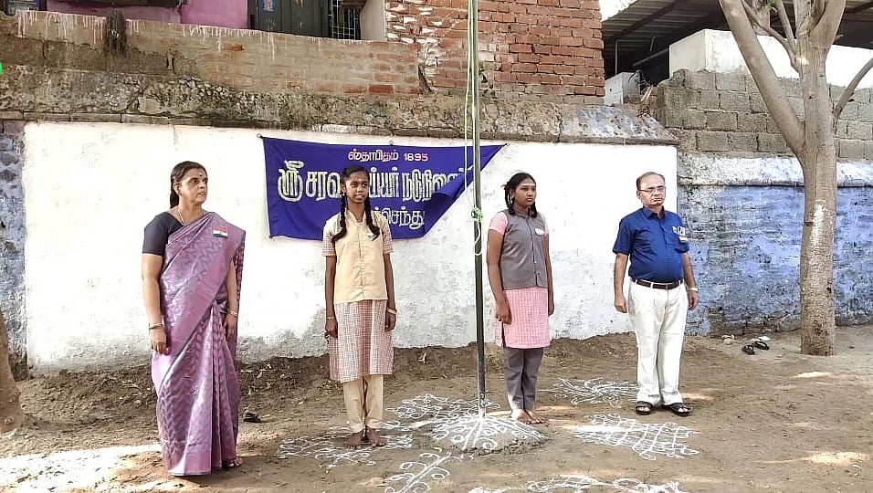 மாணவியை சிறப்பு விருந்தினராக அழைத்து தேசியக்கொடி ஏற்றவைத்த பள்ளி நிர்வாகம்; பாராட்டுக்குரிய காரணம்! 