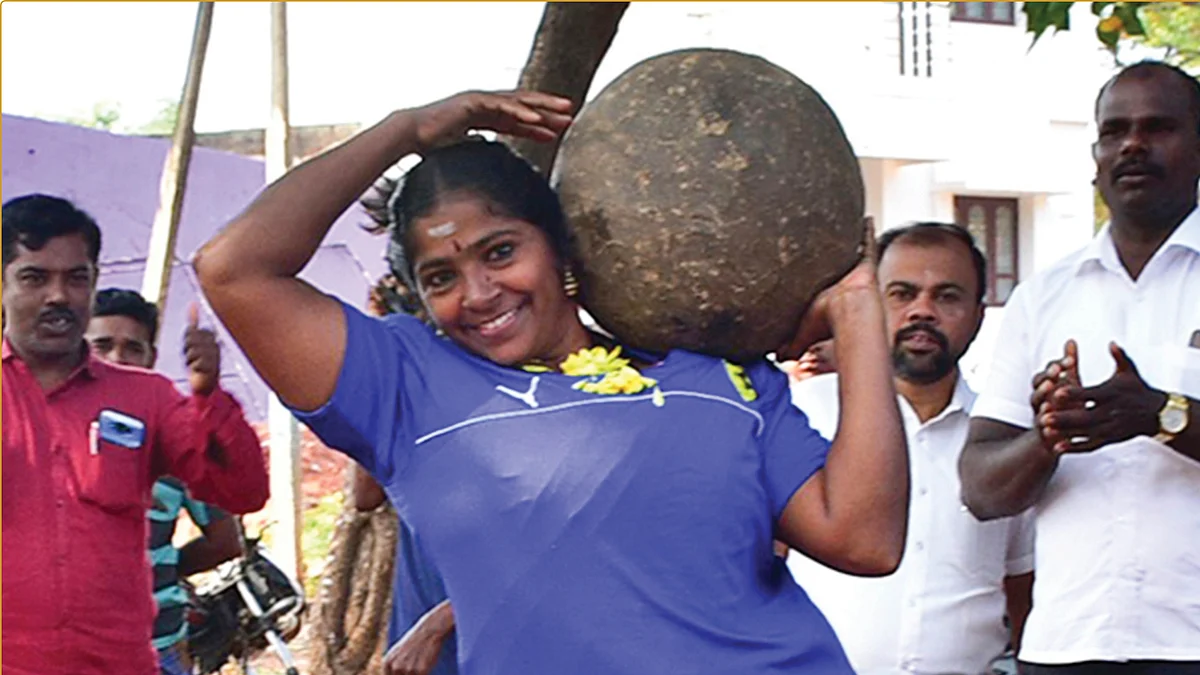 இளவட்டக்கல் தூக்கும் இளைஞிகள்!