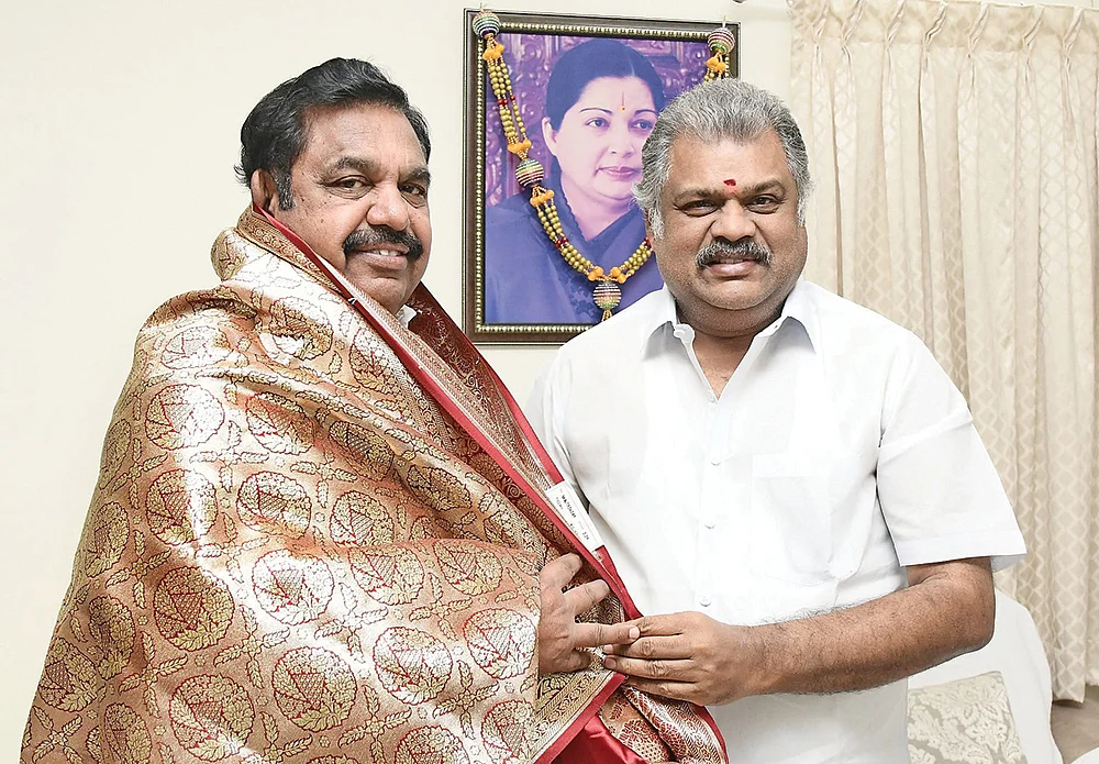 மிஸ்டர் கழுகு: விமான கதவு திறப்பு... வாய் திறக்காத தி.மு.க நிர்வாகி!