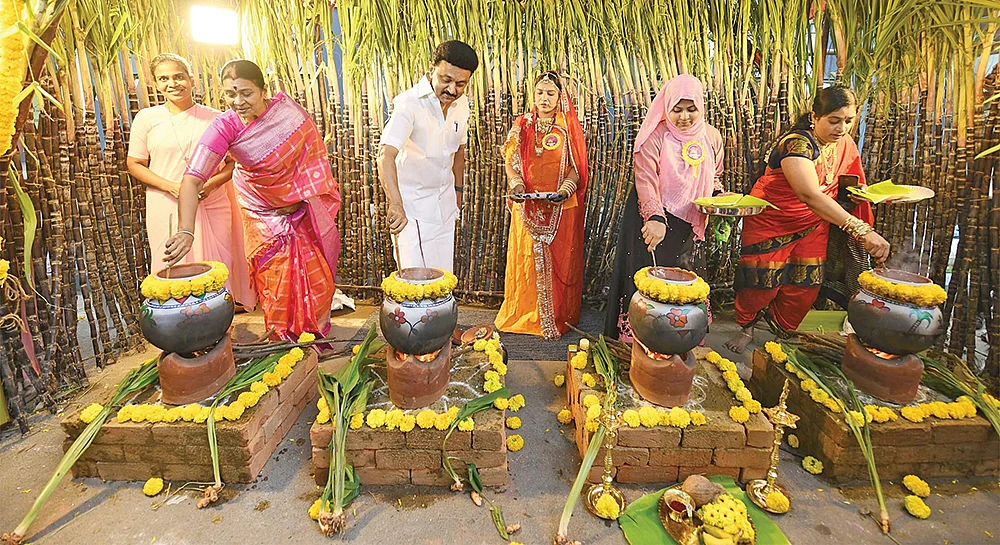 மிஸ்டர் கழுகு: பூங்கொத்து கொடுத்தது தப்பாய்யா..? - சர்ச்சையில் அடையாறு ஐடி விங்!
