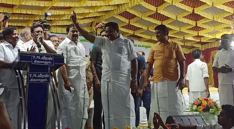 அ.தி.மு.க கூட்டத்தில் எடப்பாடி பழனிசாமி