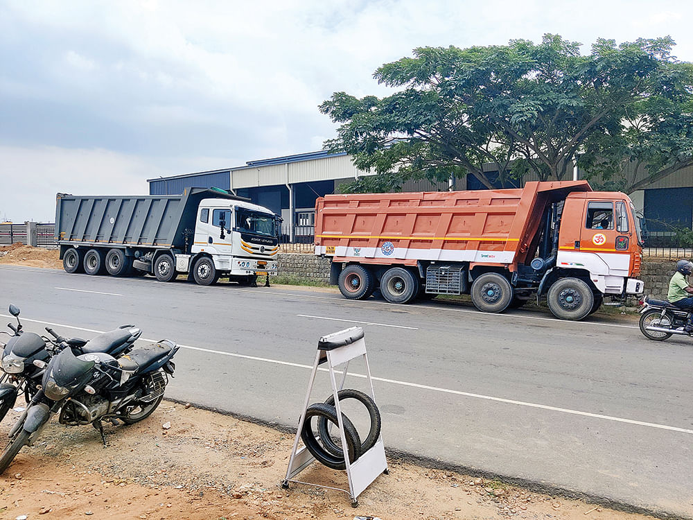 லோடுக்கு ரூ.3,000, கடவுச்சீட்டுக்கு ரூ.1,700! - அமைச்சர் துரைமுருகன் பெயரில் வசூல்வேட்டை...