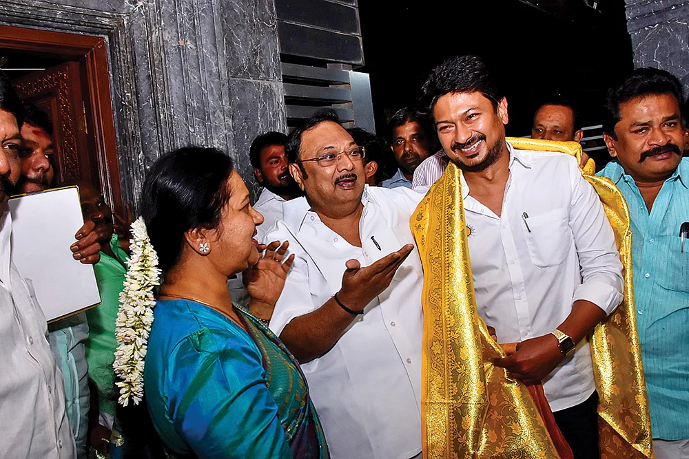 மதுரை அரசியல் ஜல்லிக்கட்டு... வரிந்துகட்டிய உதயநிதி!