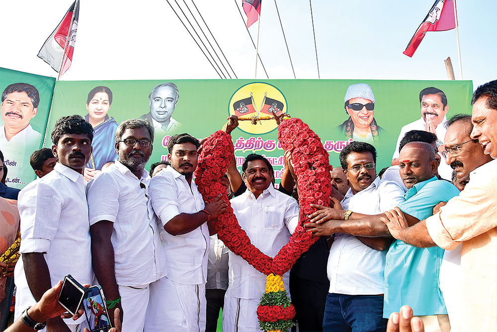 மிஸ்டர் கழுகு: ‘ஸ்வீட்டும் போச்சு... பதவிக்கும் ஆபத்து...’ - கதர்ச் சட்டைக்குள் கத்திச் சண்டை!