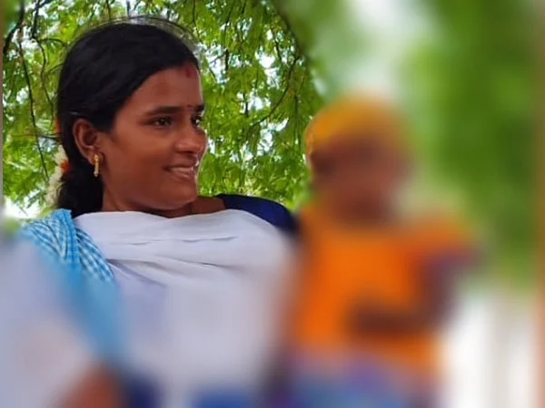 குழந்தையுடன் தாய் மீனா