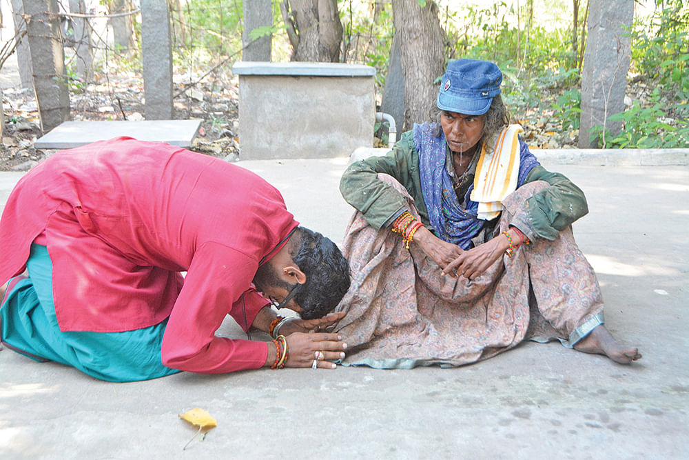 கிட்னி கல் கரையுது... கொரோனா கிருமி ஓடுது..! - திருவண்ணாமலையில் குவியும் போலிச் சாமியார்கள்!