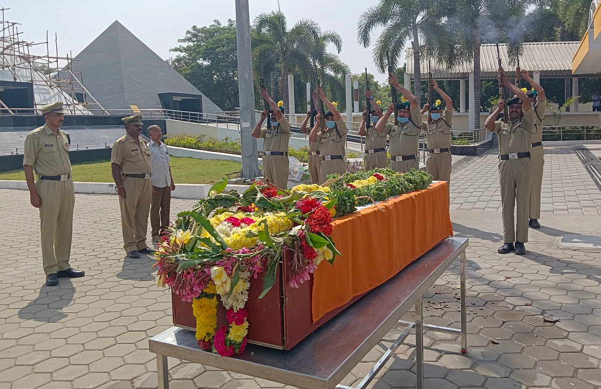 துப்பாக்கிக் குண்டுகள் முழங்க அஞ்சலி