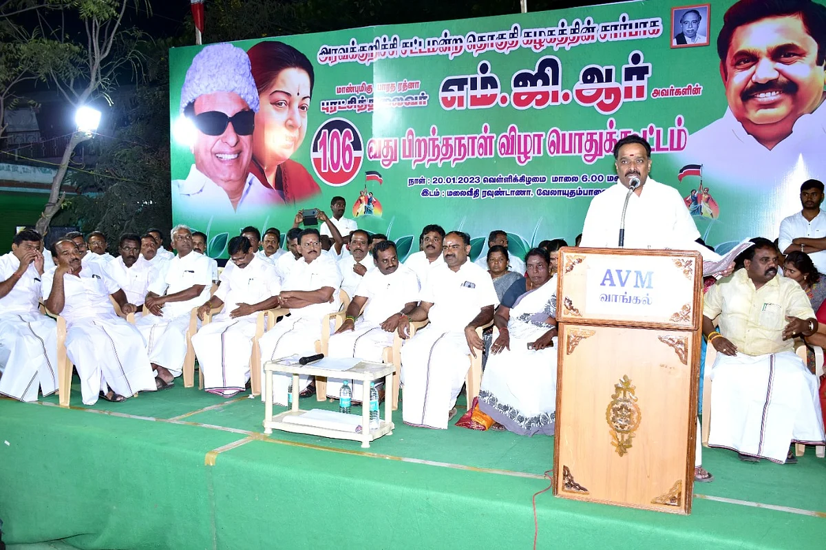 பொதுக்கூட்டத்தில் பேசும் எம்.ஆர்.விஜயபாஸ்கர்