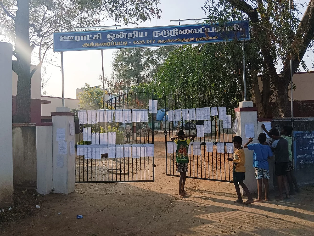 கடிதம் ஒட்டும் மாணவர்கள்
