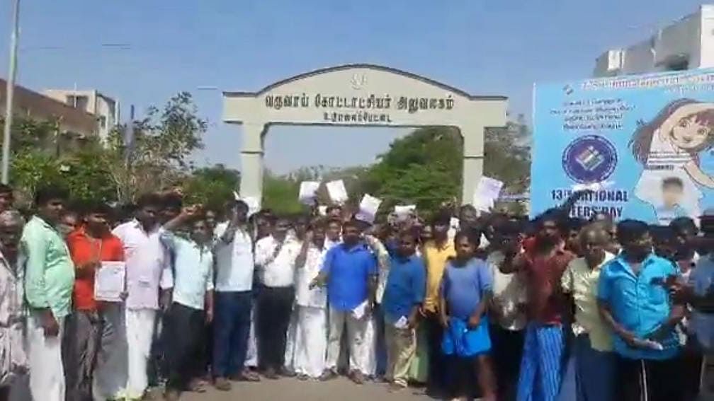 தென்னை தொழிலாளர்கள் போராட்டம்