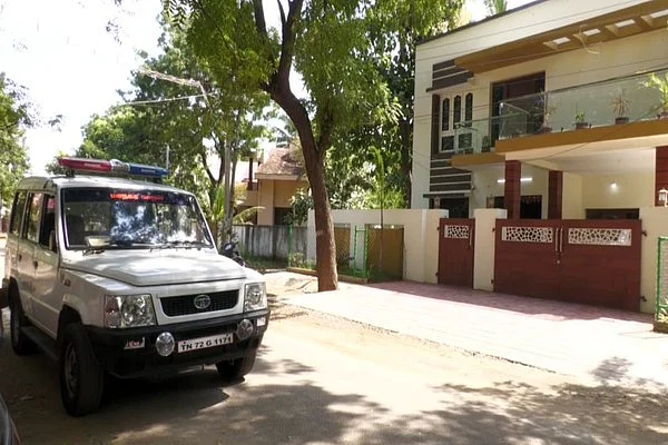 கொள்ளை நடந்த பெண் பொறியாளர் வீடு