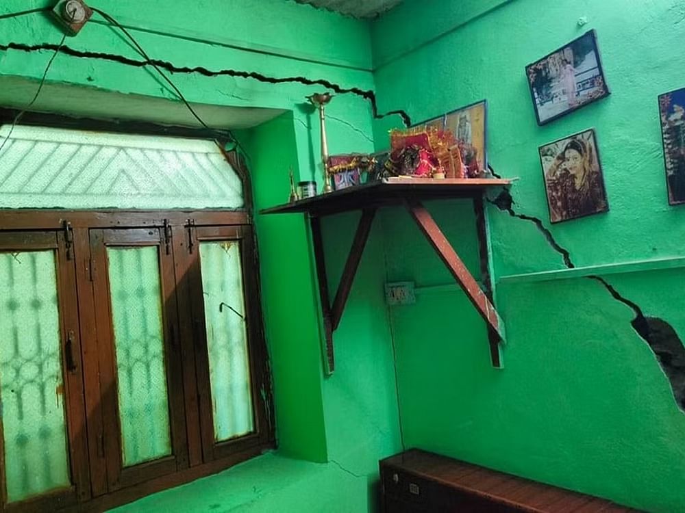 Joshimath Crisis: "மக்கள் வாழப் பாதுகாப்பற்ற இடம்!" - புதைந்துவரும் ஜோஷிமட் நகரம்; காரணம் என்ன?