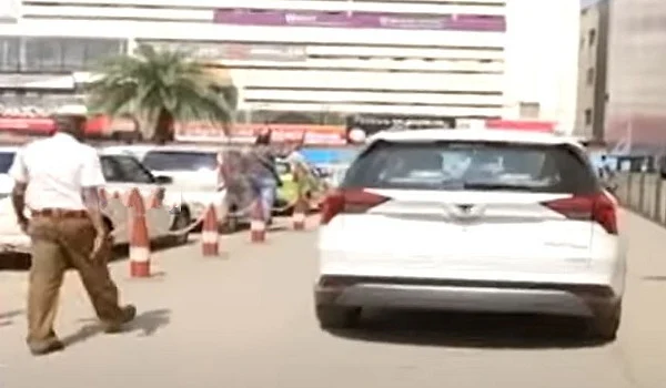காரைப் பறிமுதல் செய்த போலீஸார்