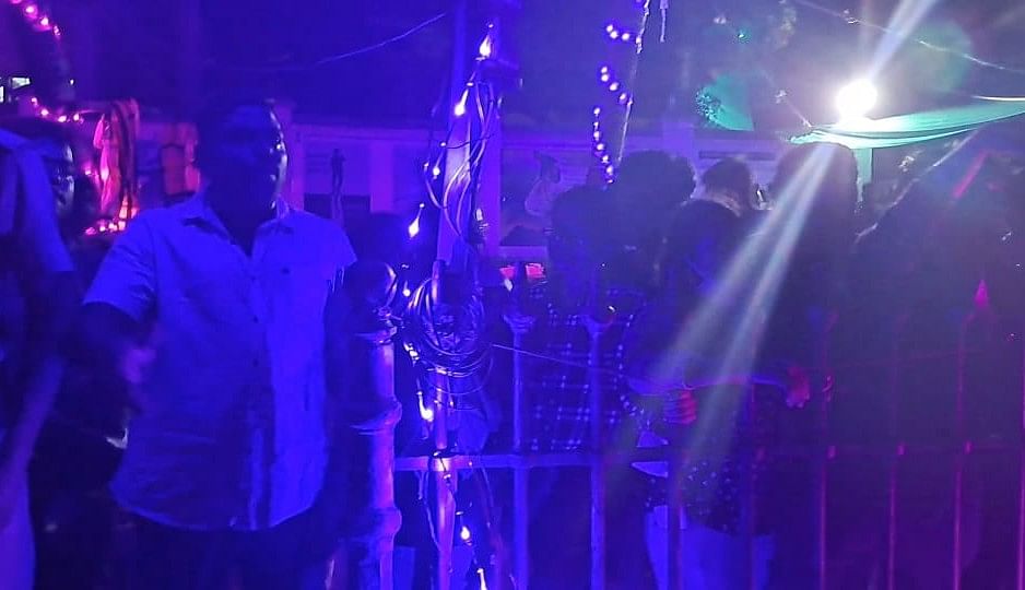 5 மணி நேரம் காக்க வைக்கப்பட்டதால், வாக்குவாதத்தில் ஈடுபட்ட சுற்றுலாப் பயணிகள்
