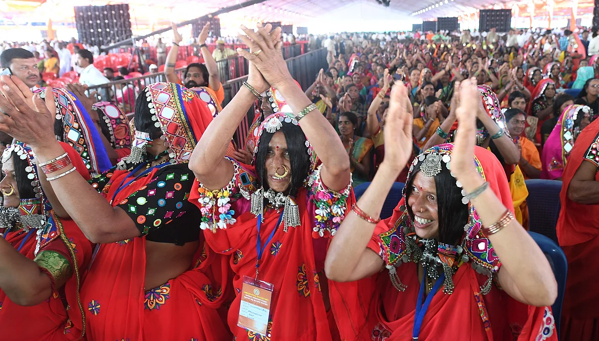 நிகழ்ச்சியில் பங்கேற்ற பஞ்ஜரா பழங்குடியினர்