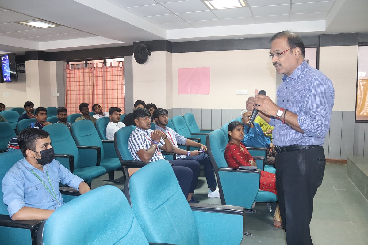 முதலீடா, டிரேடிங்கா... எது பெஸ்ட்? எத்திராஜ் கல்லூரி மாணவர்களுக்கு பதில் சொன்ன சோம.வள்ளியப்பன்!