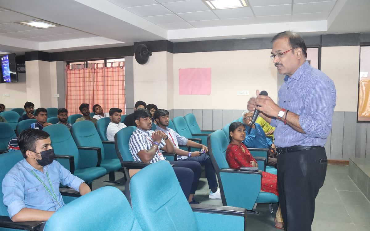 முதலீடா, டிரேடிங்கா... எது பெஸ்ட்? எத்திராஜ் கல்லூரி மாணவர்களுக்கு பதில் சொன்ன சோம.வள்ளியப்பன்!