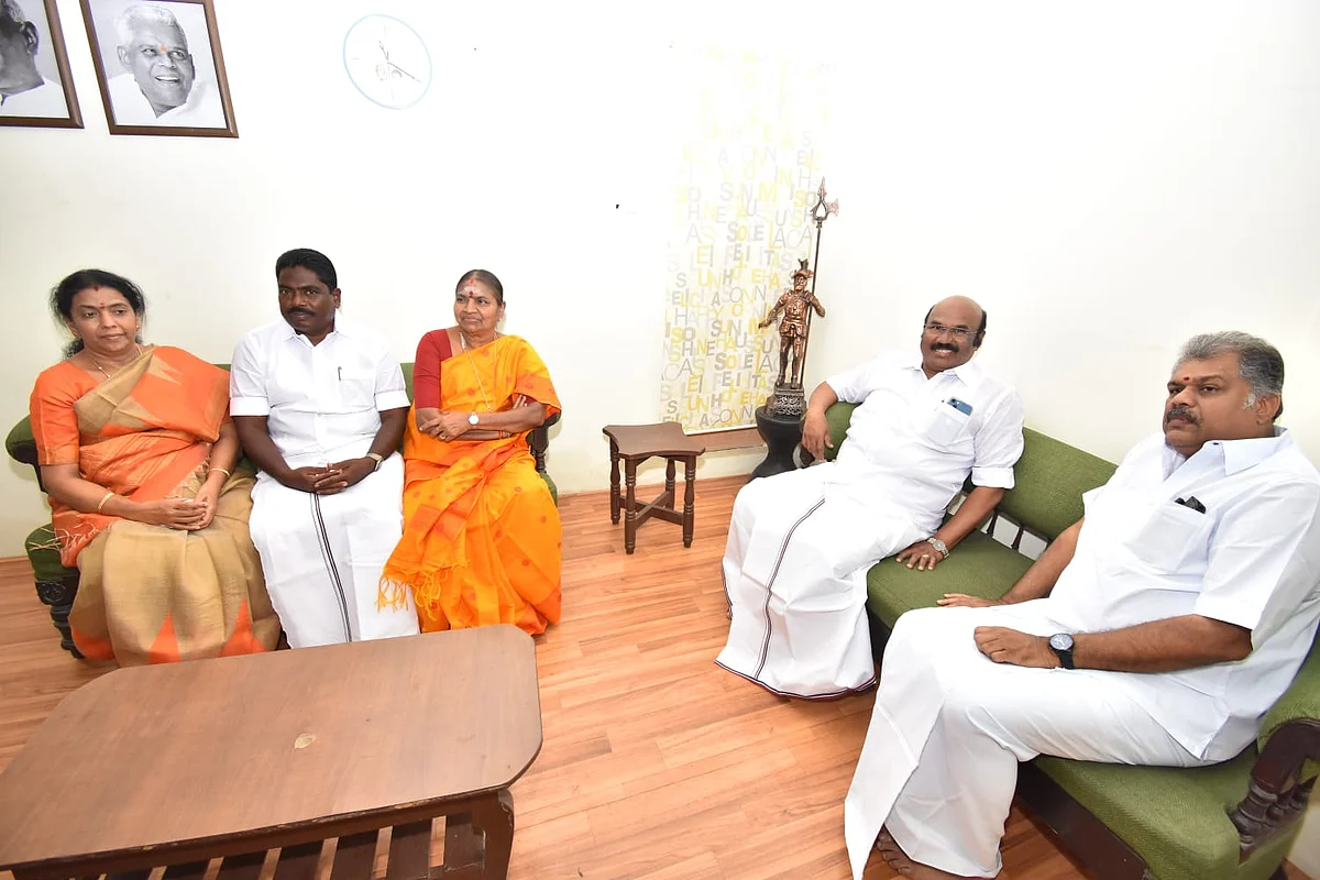 ஜெயக்குமார் - ஜி.கே.வாசன்