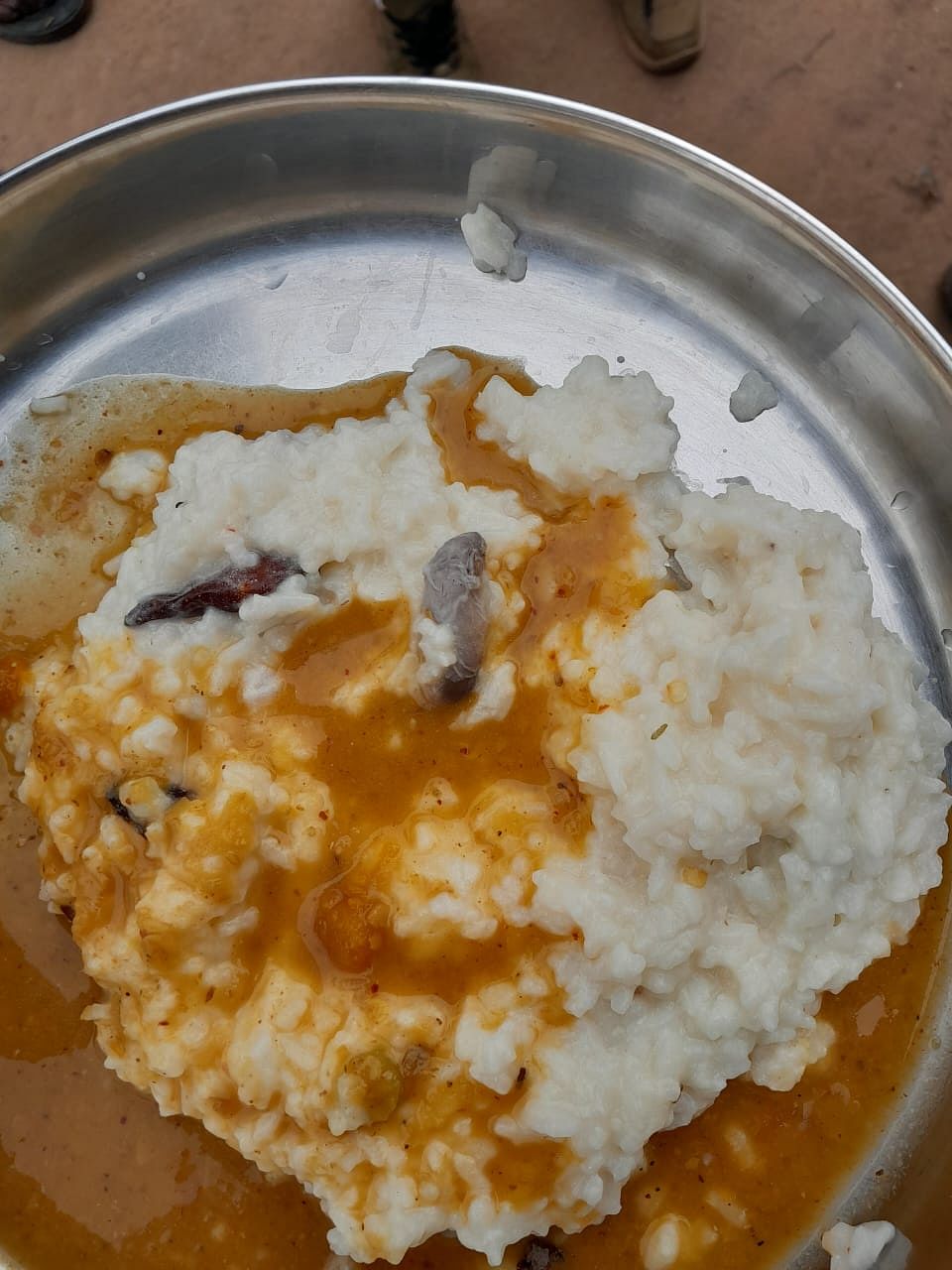 உணவில் கிடக்கும் எலி
