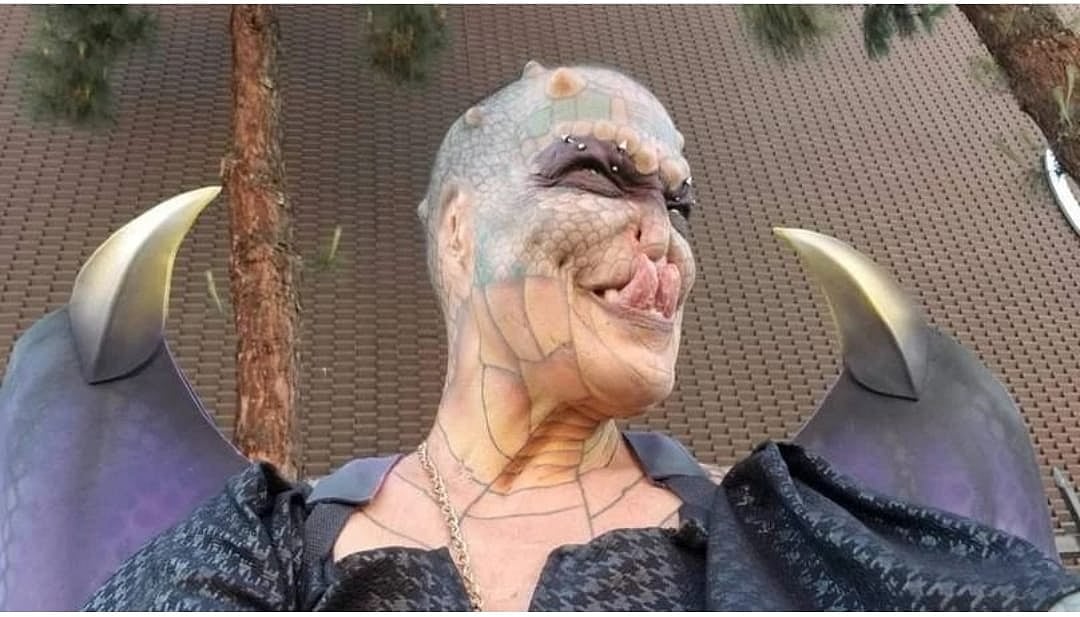 காதுகள், மூக்கை அகற்றிய திருநங்கை, ஊர்வன போல நாக்கில் பிளவு; காரணம் என்ன?!