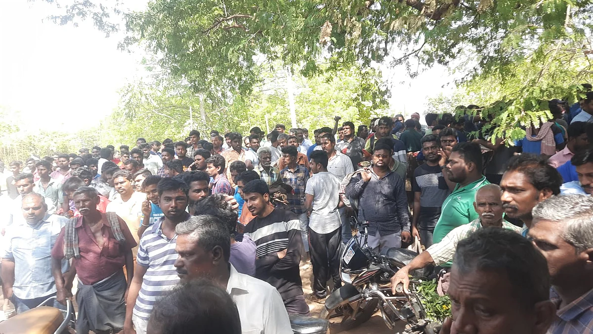 சேவல்கட்டு போட்டியில் கலந்துகொள்ள வந்தவர்கள்