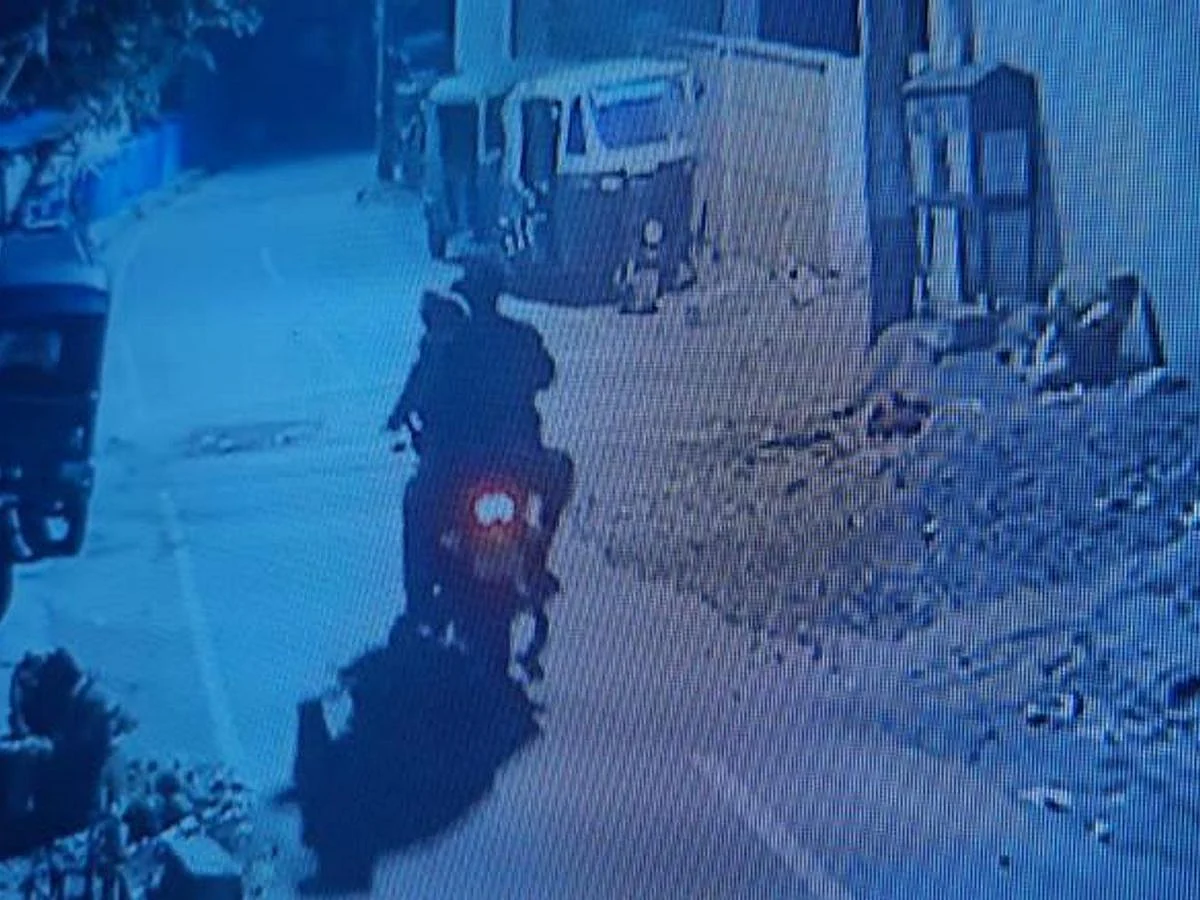 சடலத்தை எடுத்துச்செல்லும் சிசிடிவி காட்சி