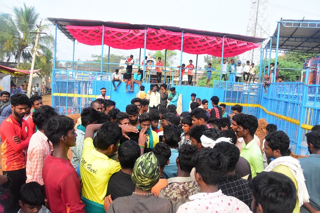 புதுக்கோட்டை: தமிழகத்தின் முதல் ஜல்லிக்கட்டு நிறுத்தம்! - போராட்டத்தில் இறங்கிய பொதுமக்கள்