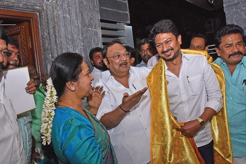 மிஸ்டர் கழுகு: சமூக பதற்றத்தை உருவாக்க பார்க்கிறார்... சீண்டல் ஆளுநர்... சீறிய முதல்வர்!