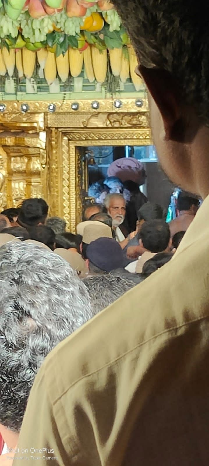 கருவறைக்குள் அமைச்சர் சேகர் பாபு