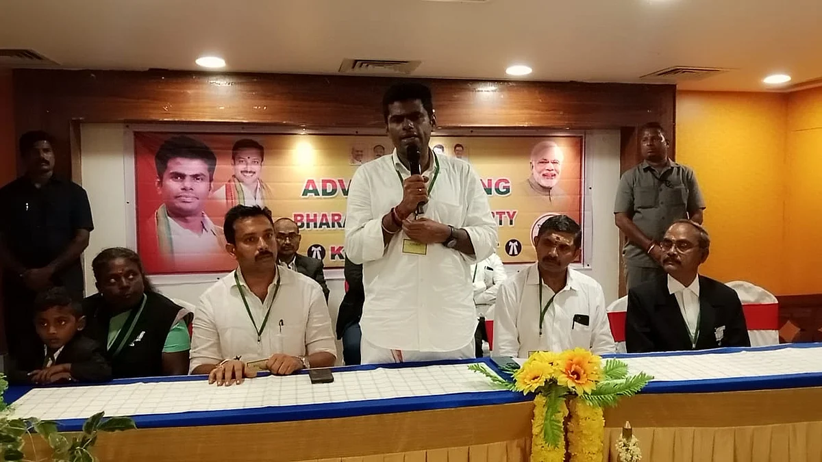 கூட்டத்தில் பேசும் அண்ணாமலை