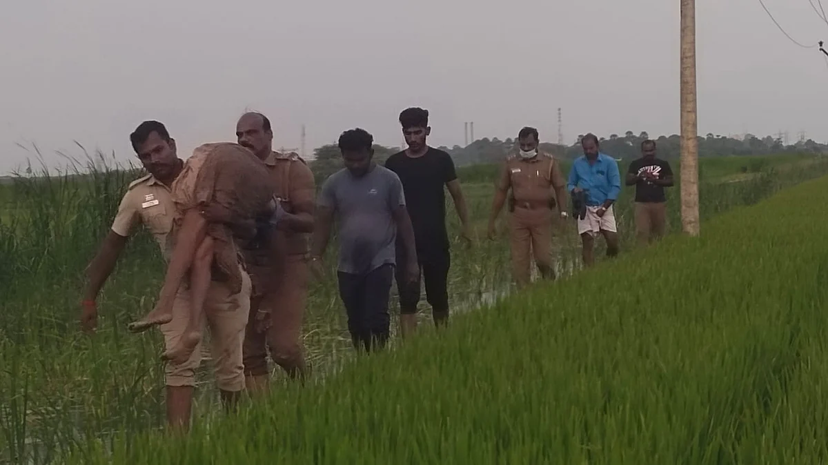 மூதாட்டி உடலை சுமந்த காவலர்