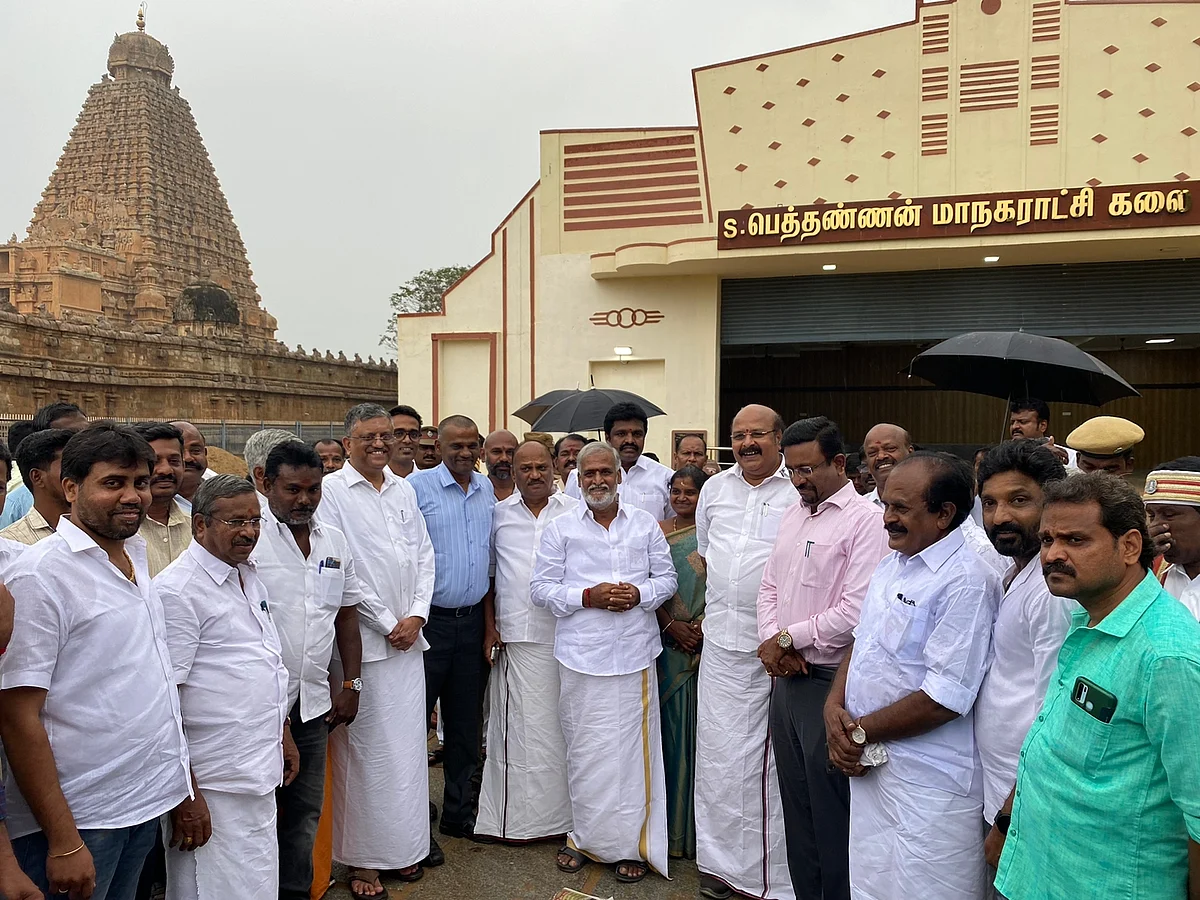 பெரிய கோயிலுக்கு அருகில் அமைச்சர், தி.மு.க எம்.எல்.ஏக்-கள்