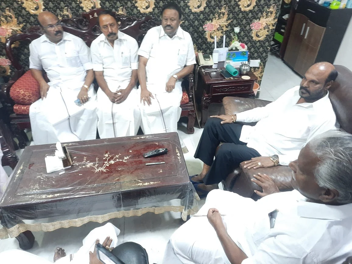 இடைத்தேர்தல் மல்லுக்கட்டு: எடப்பாடி Vs பன்னீர்... `இரட்டை இலை’ சின்னம் யாருக்கு?!
