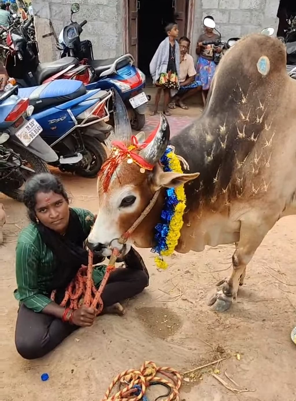 காளையுடன் மாரியம்மாள்